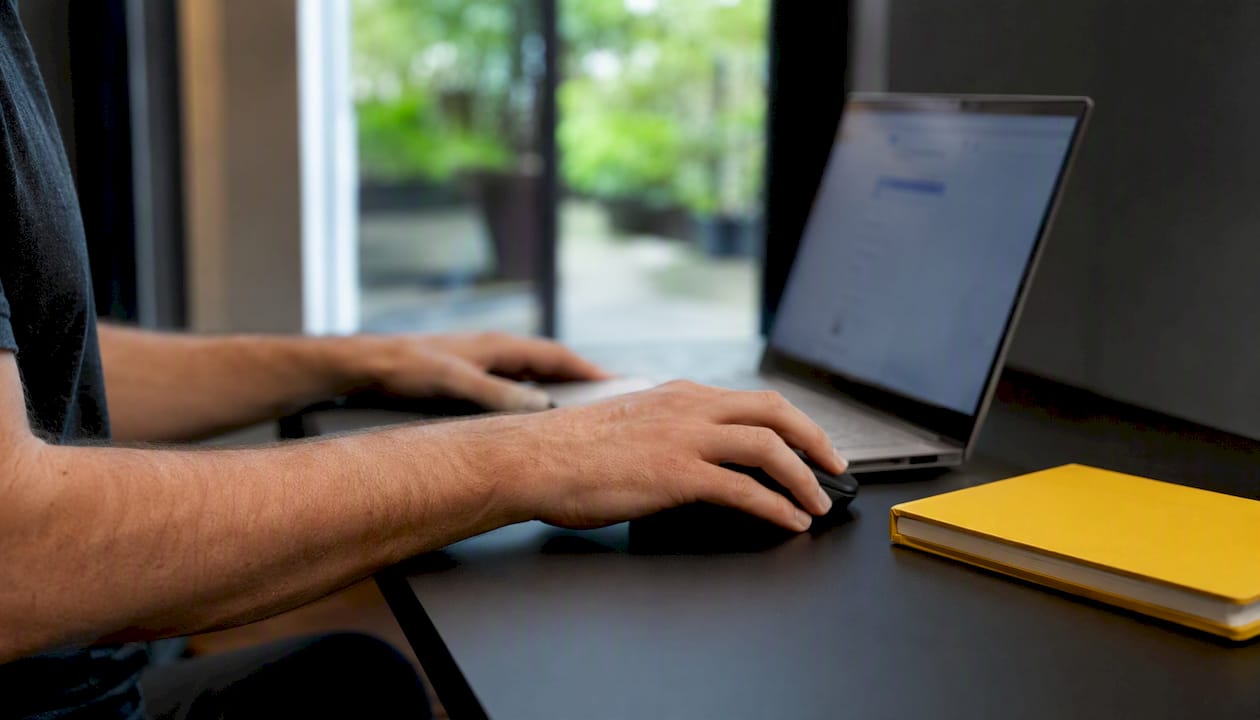 Mit der Maus werden die Einstellungen für das E-Commerce-Tracking in Google Tag Manager geprüft.