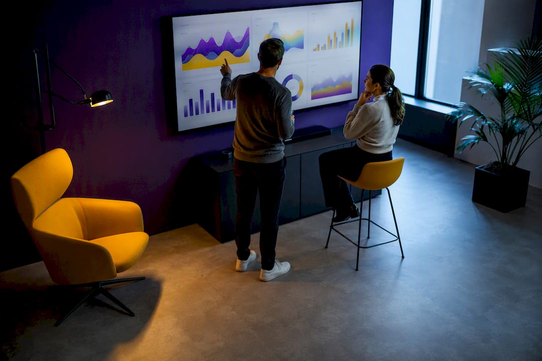 Das Marketingteam wertet das SaaS-SEO-Dashboard aus